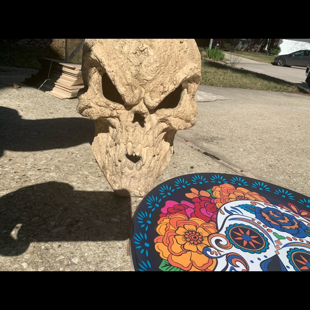 Skull statue and day of the dead plate